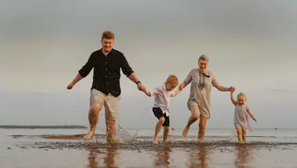 Călătoriile cu avionul cu copiii – cum puteți economisi bani la achiziționarea biletelor?