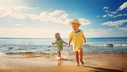 7 provocări când mergi cu copilul la mare