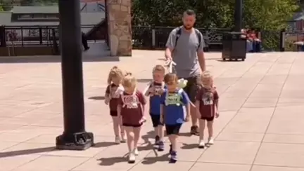 Un tată de cvintupleți, dur criticat pentru că își plimbă copiii în lesă. Cum le-a răspuns internauților / Video