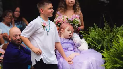 O fetiță de 10 ani s-a căsătorit cu iubitul ei, cu câteva zile înainte de a fi răpusă de o boală cruntă