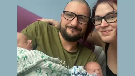 O femeie care credea are gastroenterită era, de fapt, însărcinată cu gemeni