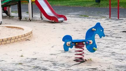 O fată a fost la un pas de moarte după ce s-a electrocutat într-un parc de joacă