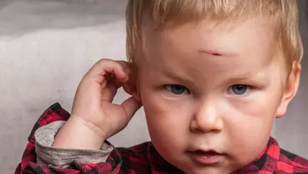 Lovitura la cap la copii: semne care trebuie să te trimită cu cel mic la medic