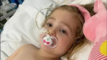 O fetiță a fost diagnosticată cu cancer, după ce mama ei a observat ceva ciudat în timp ce o îmbrățișa