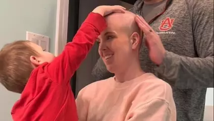 O mamă care credea că e însărcinată în trei luni a aflat că are o tumoare în pântec