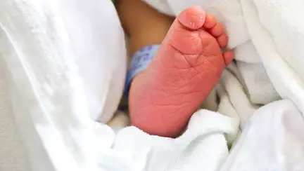 Un bebeluș a murit după ce medicii au uitat să-i facă o injecție de rutină la naștere