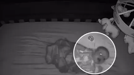 Ce a descoperit o mamă care își monitoriza video copilul. Băiatul a fost ulterior diagnosticat cu cancer