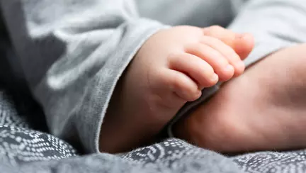 O femeie care acuza dureri severe de spate a aflat că a intrat în travaliu fără să știe că e însărcinată