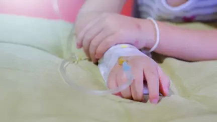 Un băiețel despre care se credea că are indigestie a fost diagnosticat cu leucemie. "A căzut pe podea, țipând de durere!"