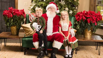 Moș Crăciun, pregătit să împartă cadouri