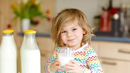 Suc de fructe, lapte sau doar apă, ce ar trebui să le dăm copiilor să bea la micul dejun? Răspunsul nutriționiștilor