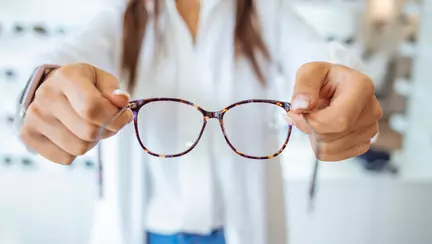 Hipermetropia: principalele simptome și cum se corectează