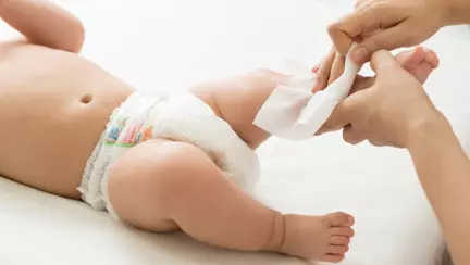Cum să preveniți problemele pielii alegând șervețelele umede potrivite pentru bebeluși
