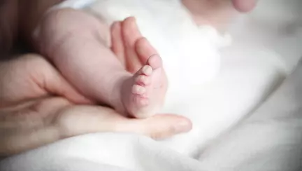 O bunică și-a vizitat nepotul nou-născut, deși i s-a interzis s-o facă, pentru a nu-l îmbolnăvi. "A venit neanunțată!"