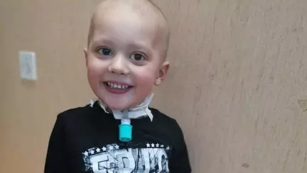 Medicii au confundat cancerul unui băiețel cu o "infecție la ureche".  "A murit. A fost foarte curajos!"