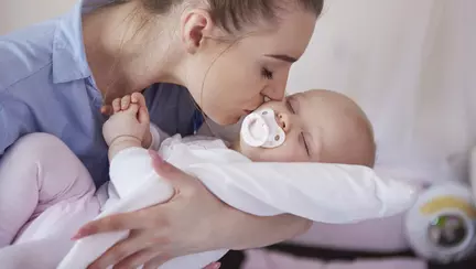 Patru lucruri de care să ții cont atunci când alegi suzeta bebelușului tău