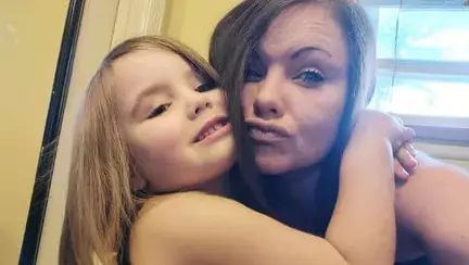 Gestul impresionant al unei fetițe de 7 ani care și-a pierdut mama. Cum încearcă să facă bani pentru a-i cumpăra o piatră funerară