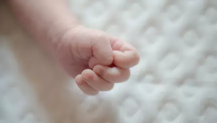 Doi tineri părinți și-au dat fiica spre adopție pentru că nu aveau timp să o crească din cauza serviciului