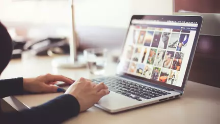 5 motive pentru care un colaj poze unic va fi cadoul ideal pentru prieteni