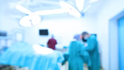 O gravidă bolnavă de cancer care a refuzat chimioterapia pentru a nu-i face rău fătului, a murit la câteva luni după naștere