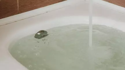 O fetiță de trei ani a murit în timp ce făcea baie din cauza neatenției părinților