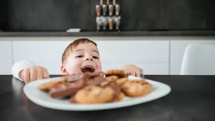 Ce pot păți copiii care consumă alimente procesate. Avertismentul dieteticenilor