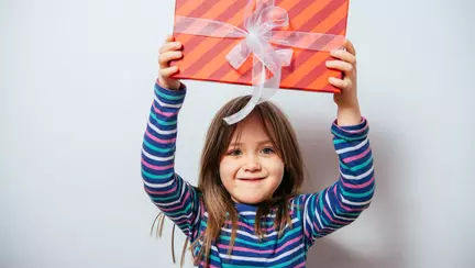 Deliciile dulci ale copilăriei: ce cadouri gustoase le poți oferi micuților tăi?