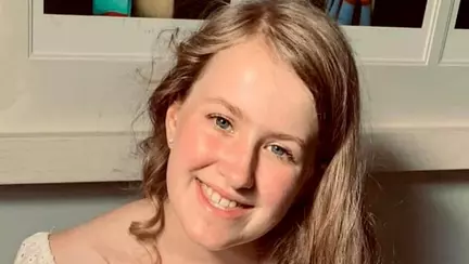 O fată a murit la o zi după ce a fost diagnosticată greșit cu constipație