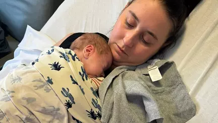 O femeie și-a pierdut brațele și picioarele după ce a născut. "Totul este epuizant!"