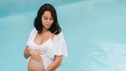 Studiu: Naștere în apă are beneficii evidente pentru mamă și bebeluș