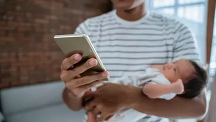 Unii părinții plătesc influenceri de pe TikTok să găsească un nume autentic bebelușului lor