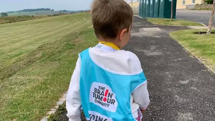 Un copil a fost diagnosticat cu o tumoare pe creier, după ce părinții lui au crezut că are o „afecțiune la stomac”