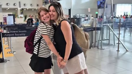 Alesia, fiica Elei Crăciun, a plecat pentru prima oară singură din țară, la 12 ani. "Cea mai curajoasă fetița din lume!"