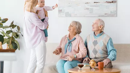 Un tată le-a interzis părinților să mai stea în preajma fetiței lui după ce aceștia "i-au ruinat definitiv corpul" micuței