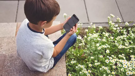 Copiii mai mici de 11 ani nu ar trebui să aibă un smartphone. Avertismentul operatorilor de telefonie mobilă