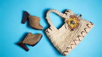 Cum să asortezi saboții cu accesoriile pentru un look coeziv? 