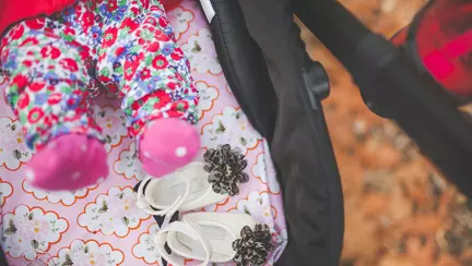 Cărucioarele sport: de ce sunt esențiale pentru părinții mereu pe fugă