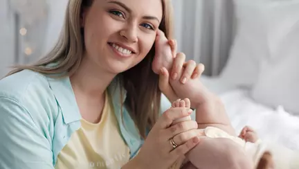 Ghid de îngrijire a pielii postpartum: cum îți recapeți sănătatea tenului în funcție de problemă