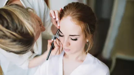 Tehnici esențiale pentru machiajul miresei: ce trebuie să știi?