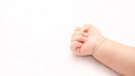 Ce pedeapsă a primit o mamă care și-a ținut fetița în primii ani de viață într-un sertar. Femeia a fost condamnată pentru „neglijență extremă”