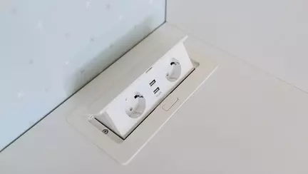 Optimizarea spațiului: exemple de mobilier cu prize încorporabile