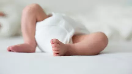 O femeie a fost prinsă în timp ce încerca să-și vândă bebelușul nou-născut pentru 20.000 de dolari, pentru a-și cumpăra o mașină