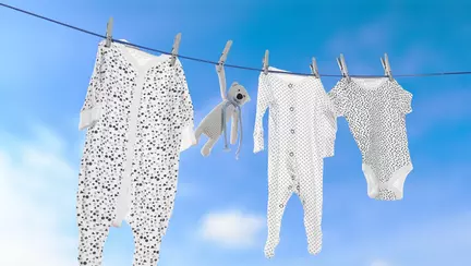 Cum să menții hăinuțele moi și delicate pentru pielea bebelușului