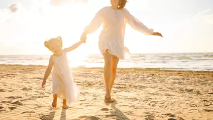 Cum ai grijă de tine și de copilul tău în sezonul cald: sfaturi pentru o vară liniștită