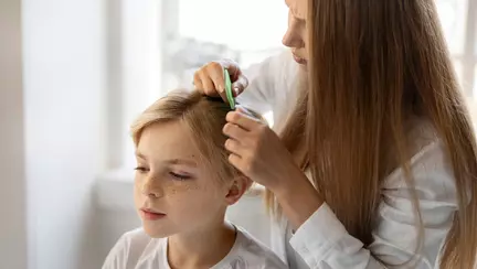 Cum prevenim păduchii în familie? Ghid pentru părinți și importanța unui șampon potrivit