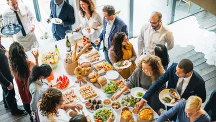 De ce să optezi pentru catering în loc să gătești pentru evenimente?