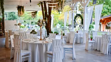 Organizezi botezul bebelușului? Iată de ce părinții aleg tot mai des locații în aer liber, ca Cernica Events