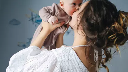 Ghid de îngrijire pentru proaspăta mămică: 4 pași pentru a te regăsi după naștere