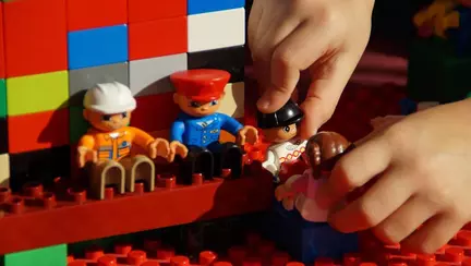 Cum pot seturile LEGO tematice să încurajeze colaborarea între frați?