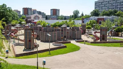 Un copil de 8 ani din Oradea, agresat în Orășelul Copiilor, în plină zi, într-o toaletă publică. "A stins lumina și l-a lovit repetat! Părea o provocare TikTok!"